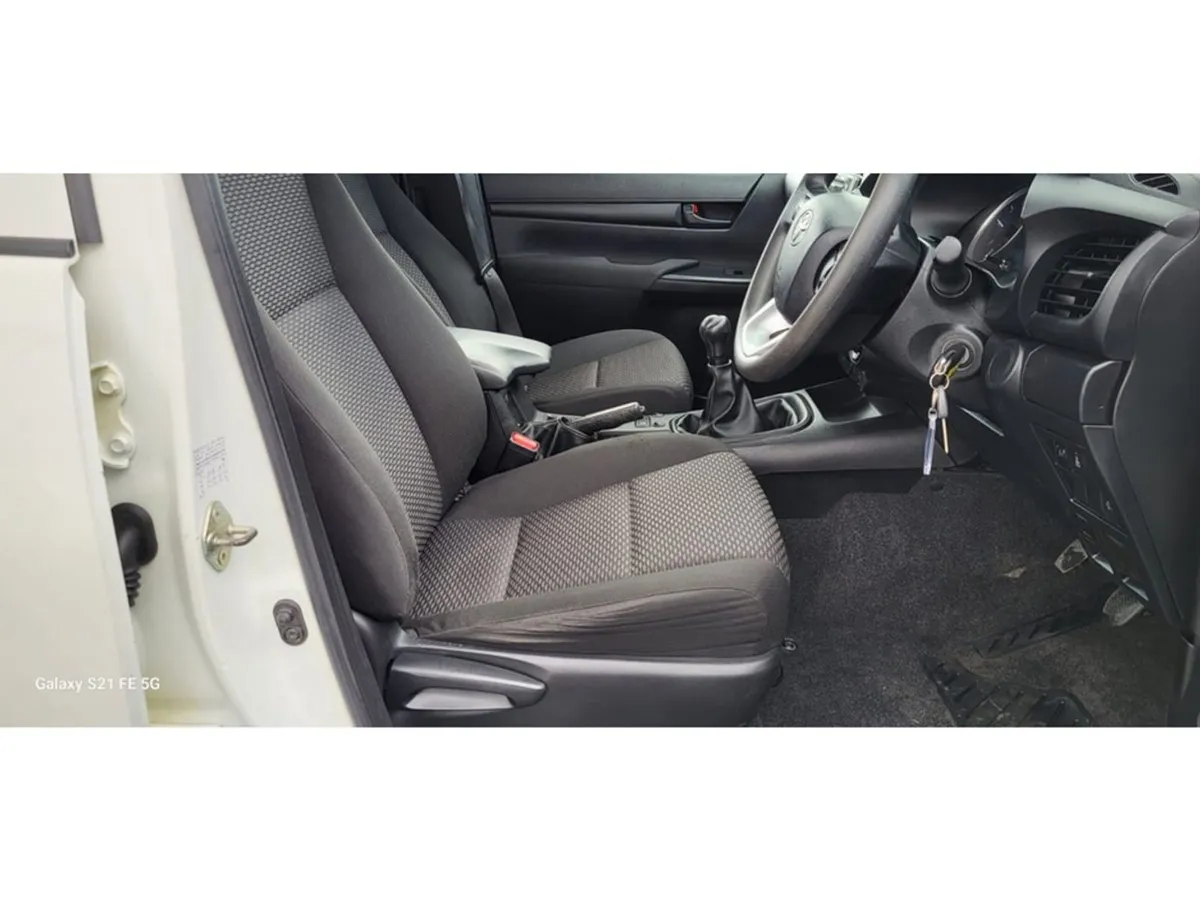 Toyota HiLux Active Plus D-4d 4WD DCB - Image 4
