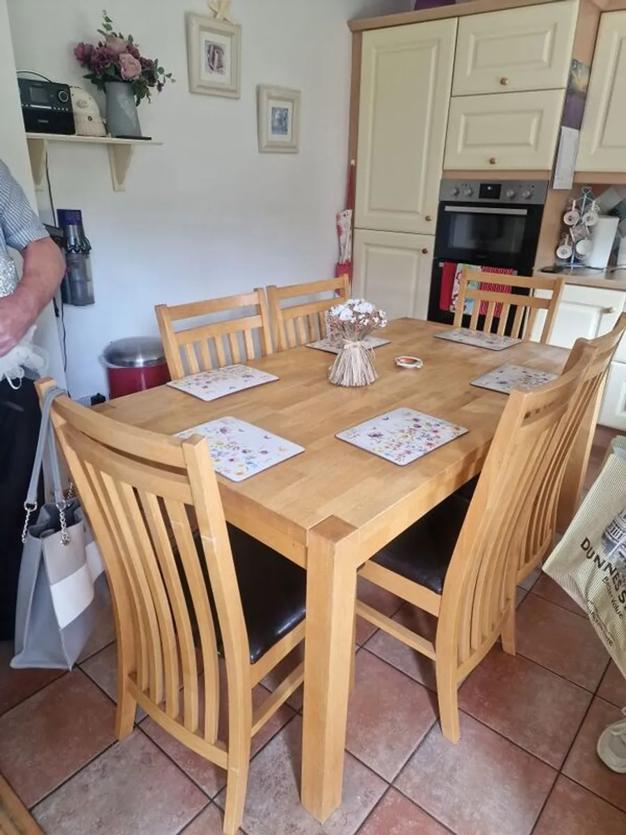 Table and 6 chairs - Image 1