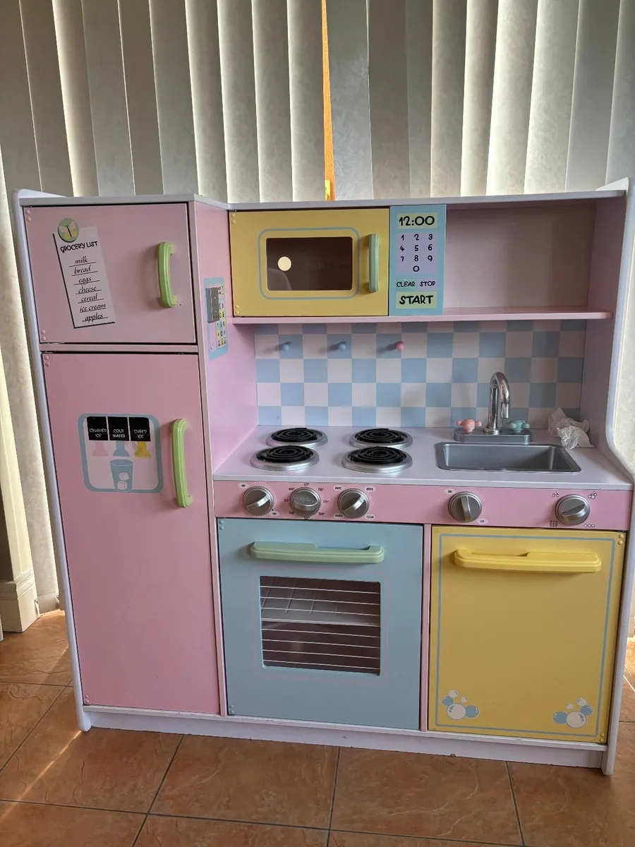 Beautiful wooden KidKraft play kitchen - as new. - Image 2
