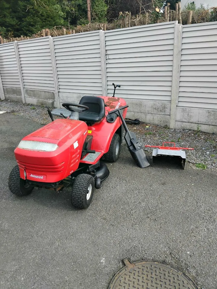 Ride on lawnmower - Image 1