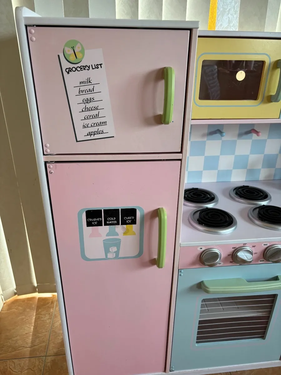 Beautiful wooden KidKraft play kitchen - as new. - Image 3