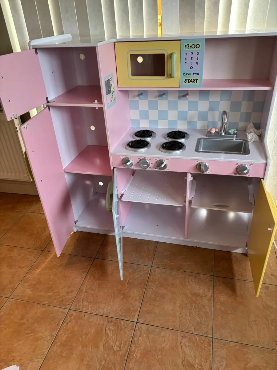 Beautiful wooden KidKraft play kitchen - as new. - Image 4