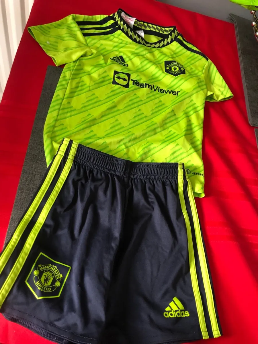Boys Manchester United suit age 4/5 €15 - Image 1
