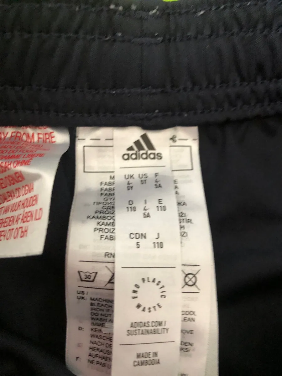 Boys Manchester United suit age 4/5 €15 - Image 3