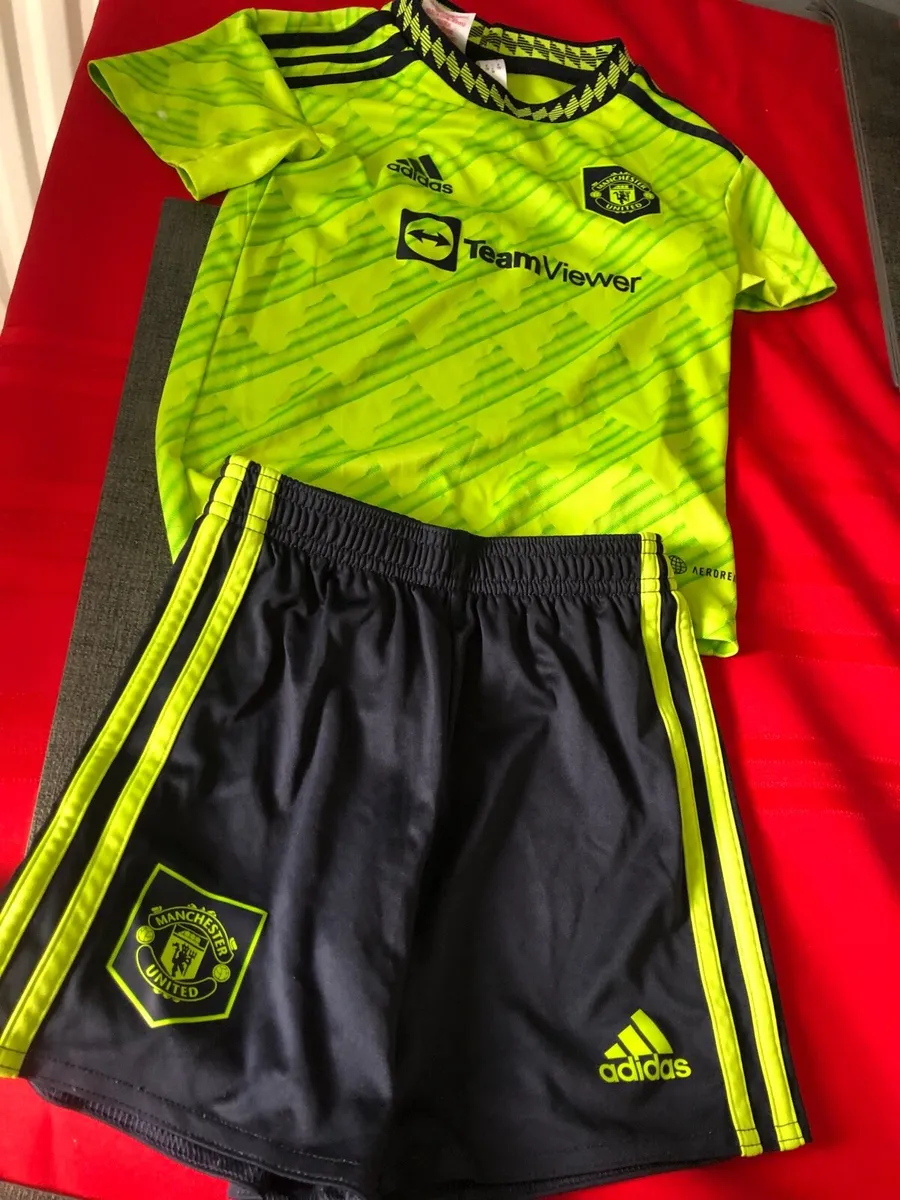 Boys Manchester United suit age 4/5 €15 - Image 4