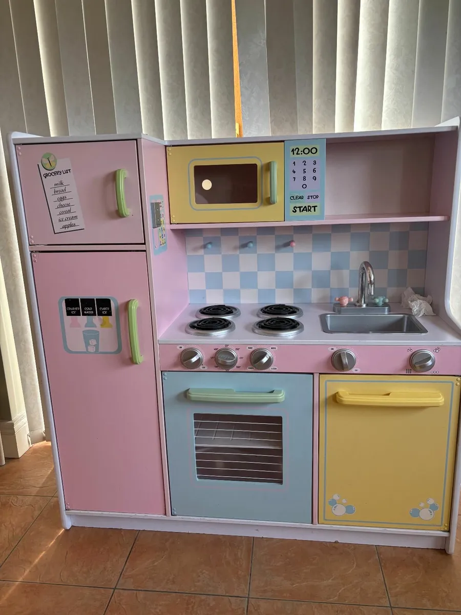 Beautiful wooden KidKraft play kitchen - as new. - Image 1