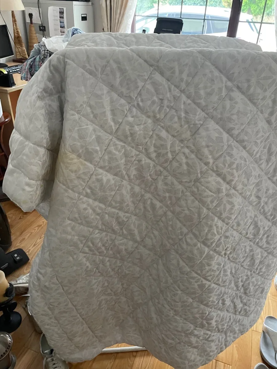 A luxury silver. White Double Bed Throw - Image 1