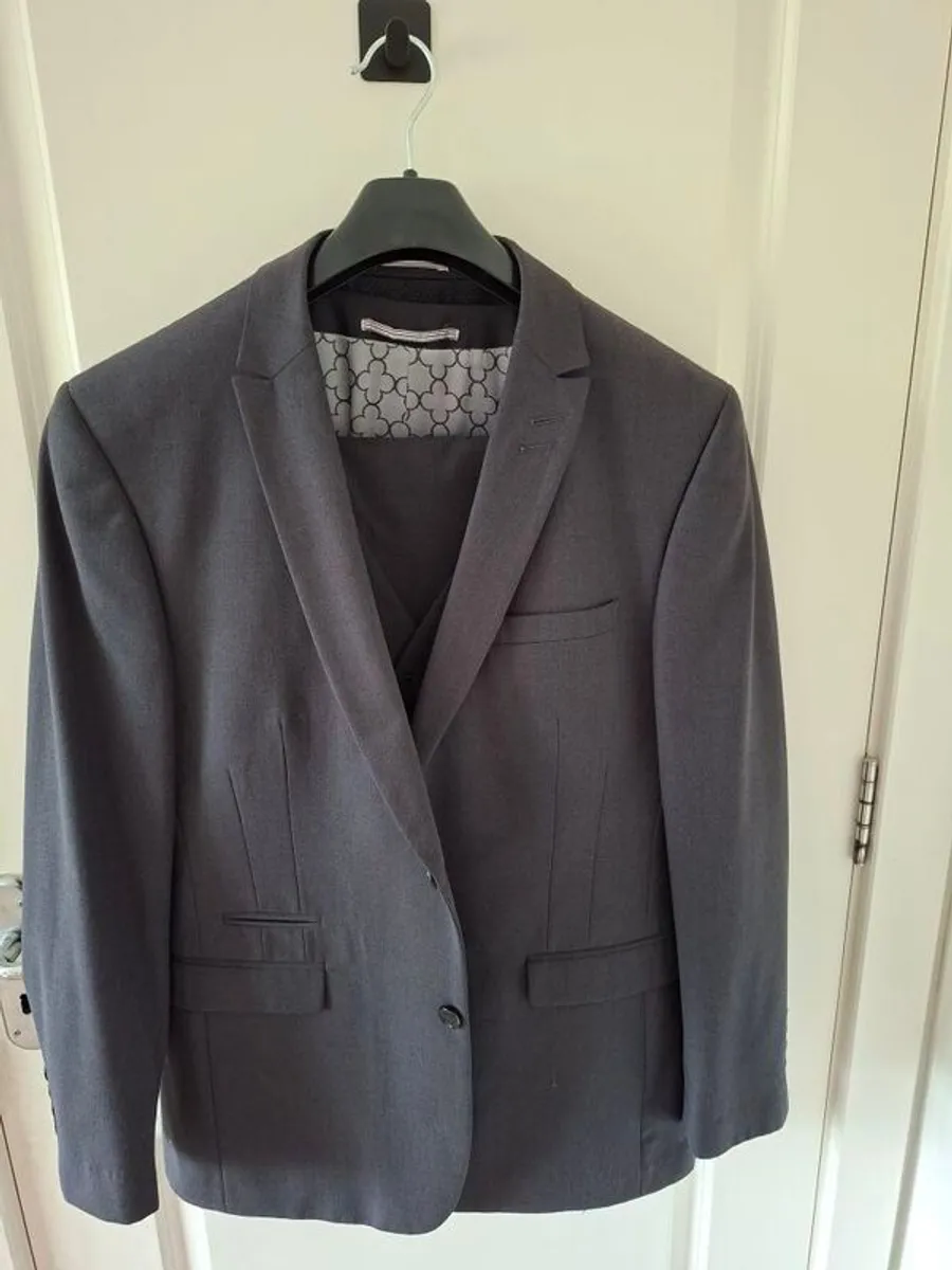 Skopes 3 Piece suit - Image 2