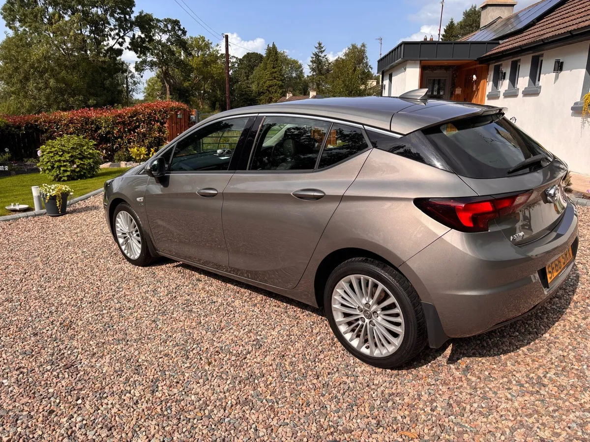 2017 automatic Vauxhall Astra - Image 3