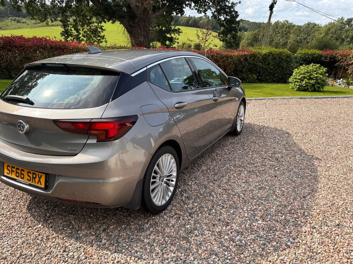 2017 automatic Vauxhall Astra - Image 4
