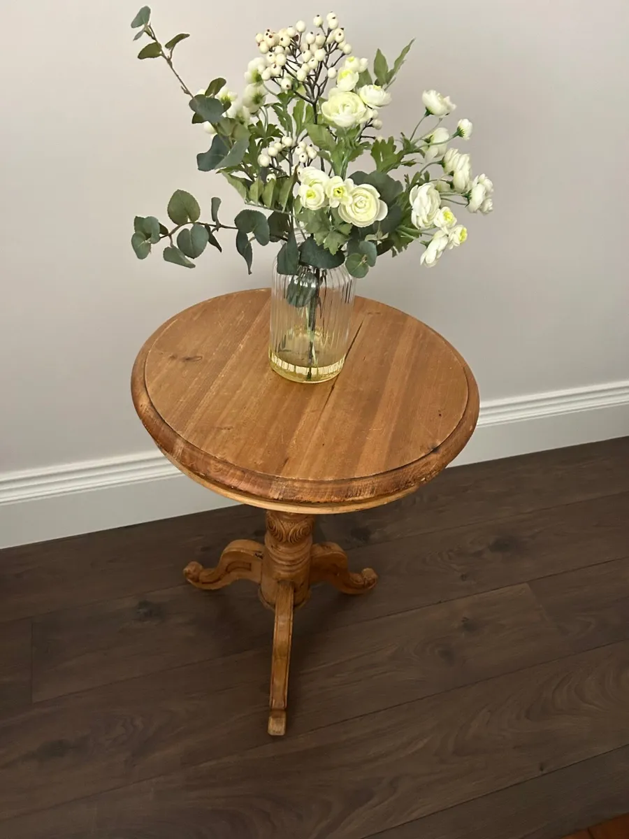 Solid wood sidetable with beautiful carving 20 inc - Image 2