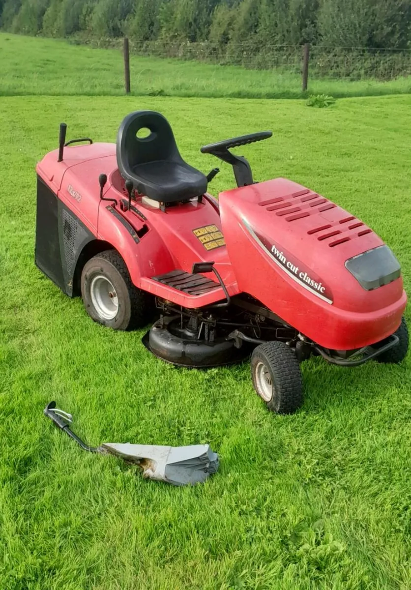 Ride on lawnmower - Image 1