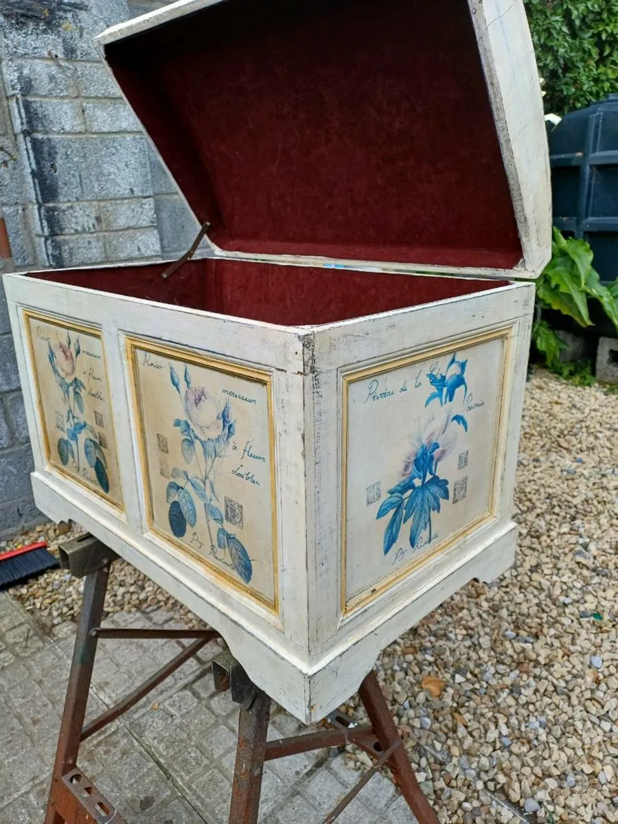 Collection of Vintage Storage Chest - Image 3