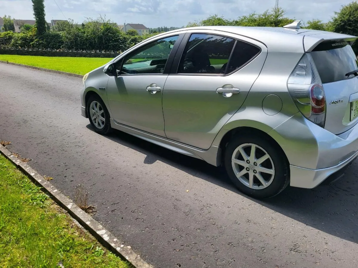 Toyota Aqua. Hybrid Automatic. - Image 4