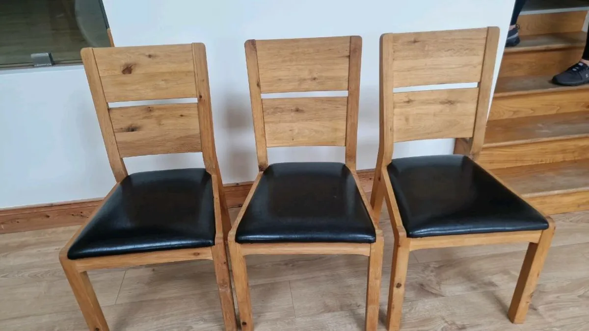 Table and chairs - Image 3