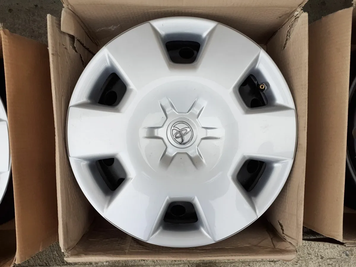 Toyota Corolla wheel rims and hubcaps - Image 1