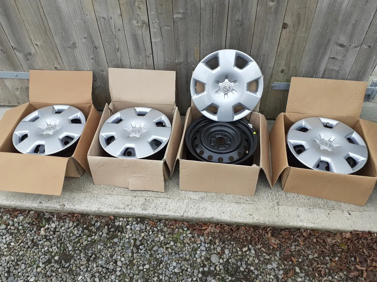 Toyota Corolla wheel rims and hubcaps - Image 2