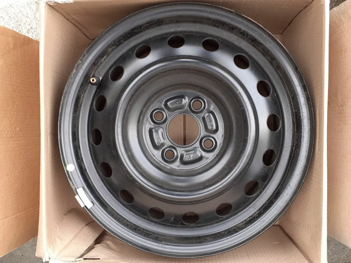 Toyota Corolla wheel rims and hubcaps - Image 3