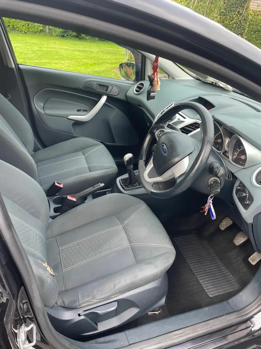 Ford Fiesta 2010 - Image 2