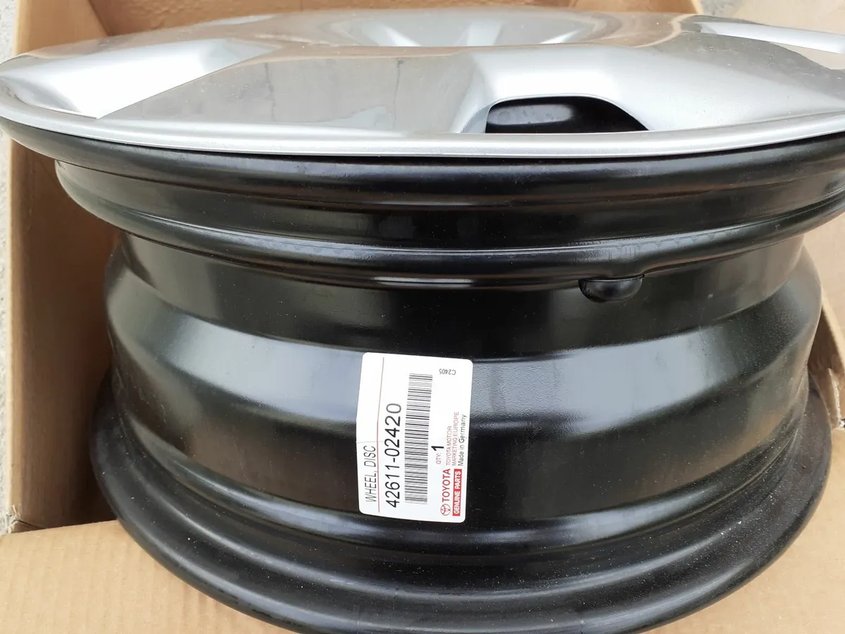 Toyota Corolla wheel rims and hubcaps - Image 4
