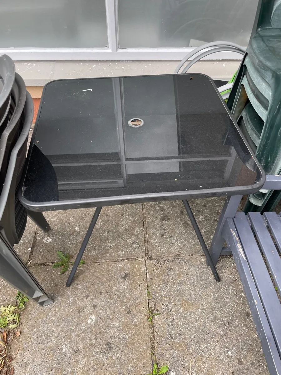 Square garden table - Image 1