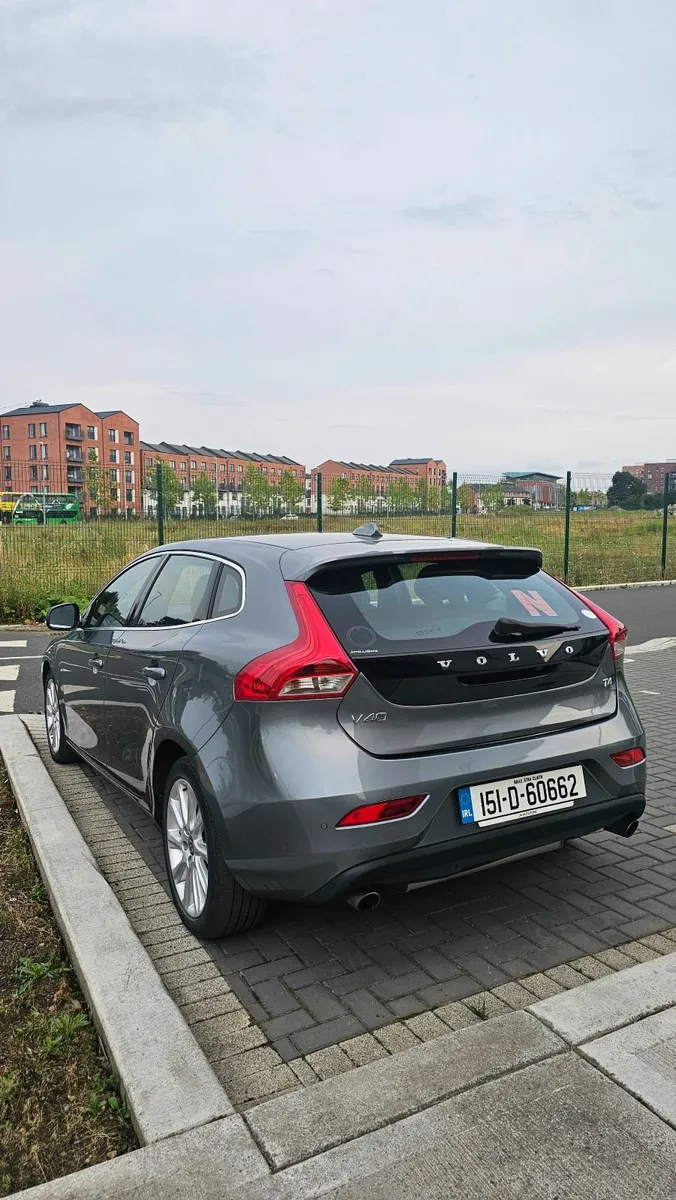 Volvo V40 2015 - Image 2