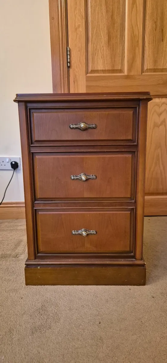 Bedside locker x 2 - Image 1