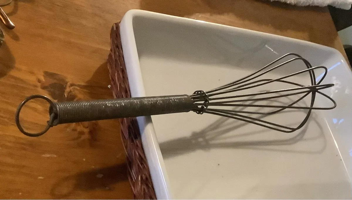 Large vintage wire whisk - Image 1