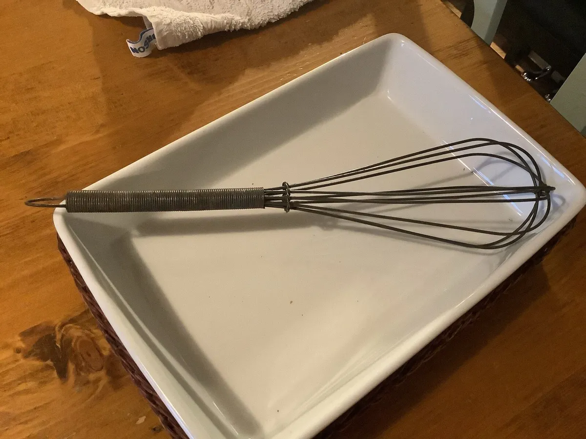 Large vintage wire whisk - Image 2