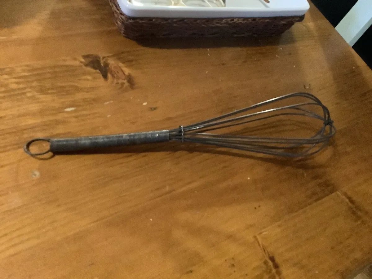 Large vintage wire whisk - Image 3
