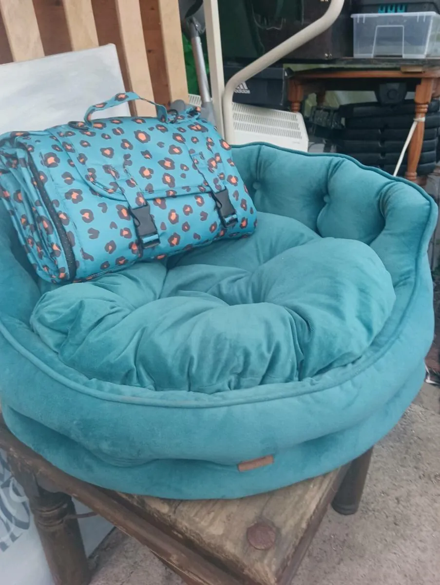 Beautiful luxury dog bed , with new matching mat. - Image 2