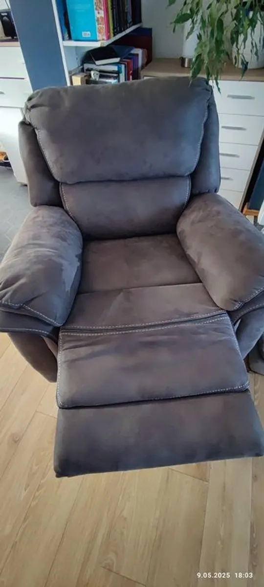 recliner sofa and 2 recliner armchairs - Image 2
