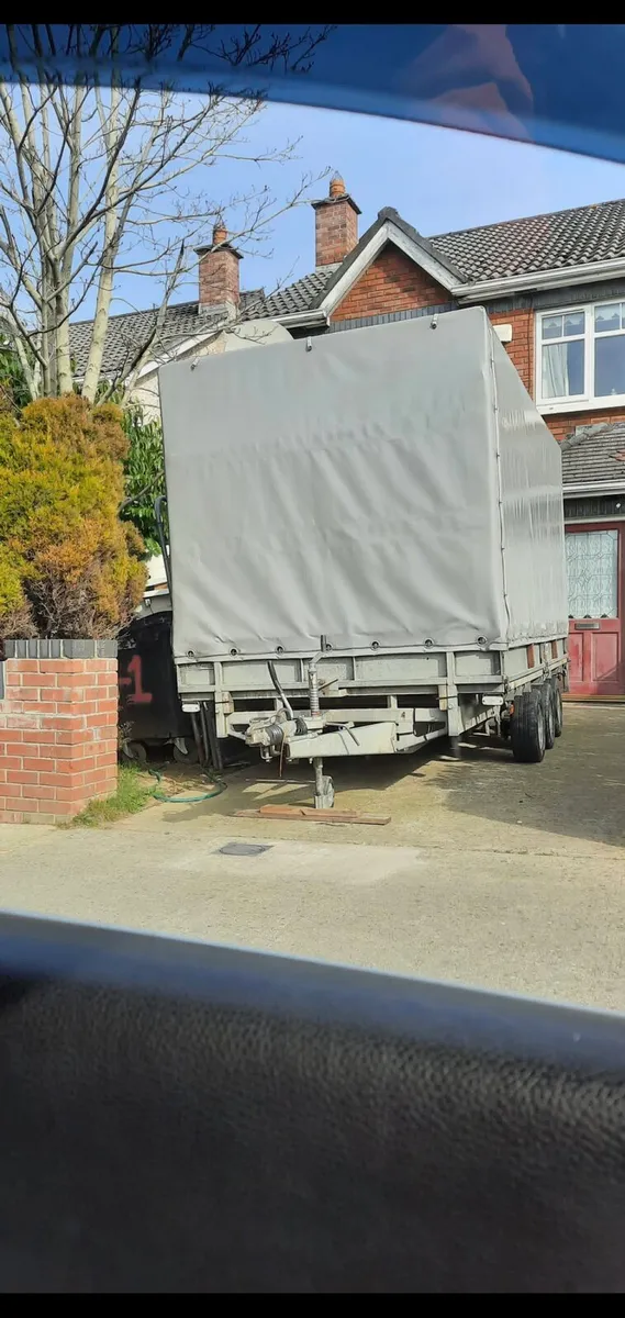 Covered trailer - Image 1