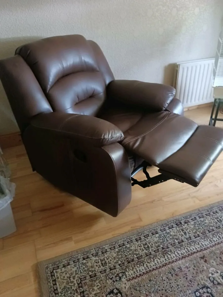 Beautiful almost New manual recliner - Image 2