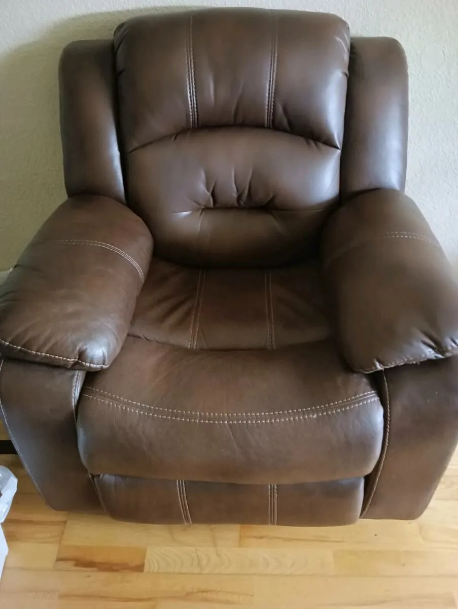Beautiful almost New manual recliner - Image 3