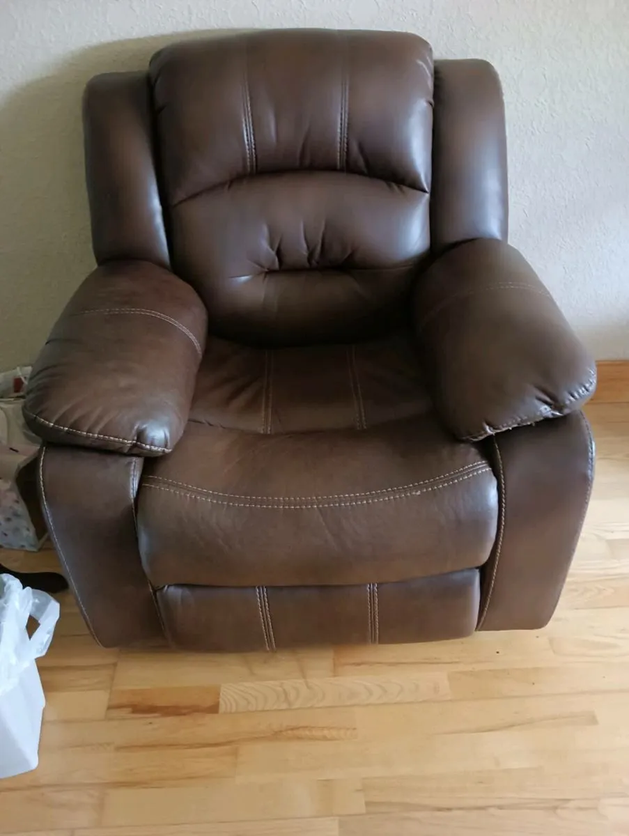 Beautiful almost New manual recliner - Image 4