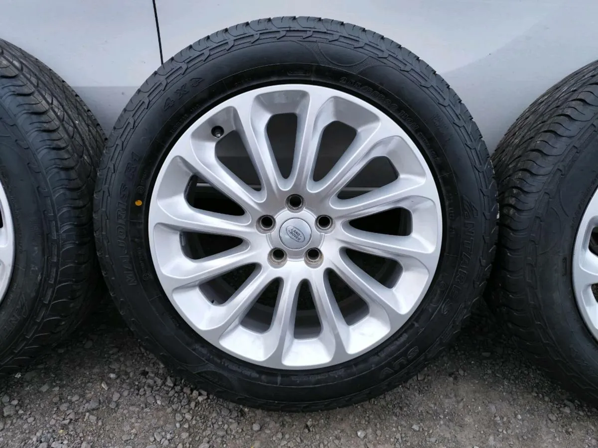 20" Range Rover alloy wheels as new. Tyres as new. - Image 3