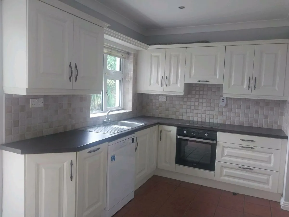 Kitchen units - Image 1