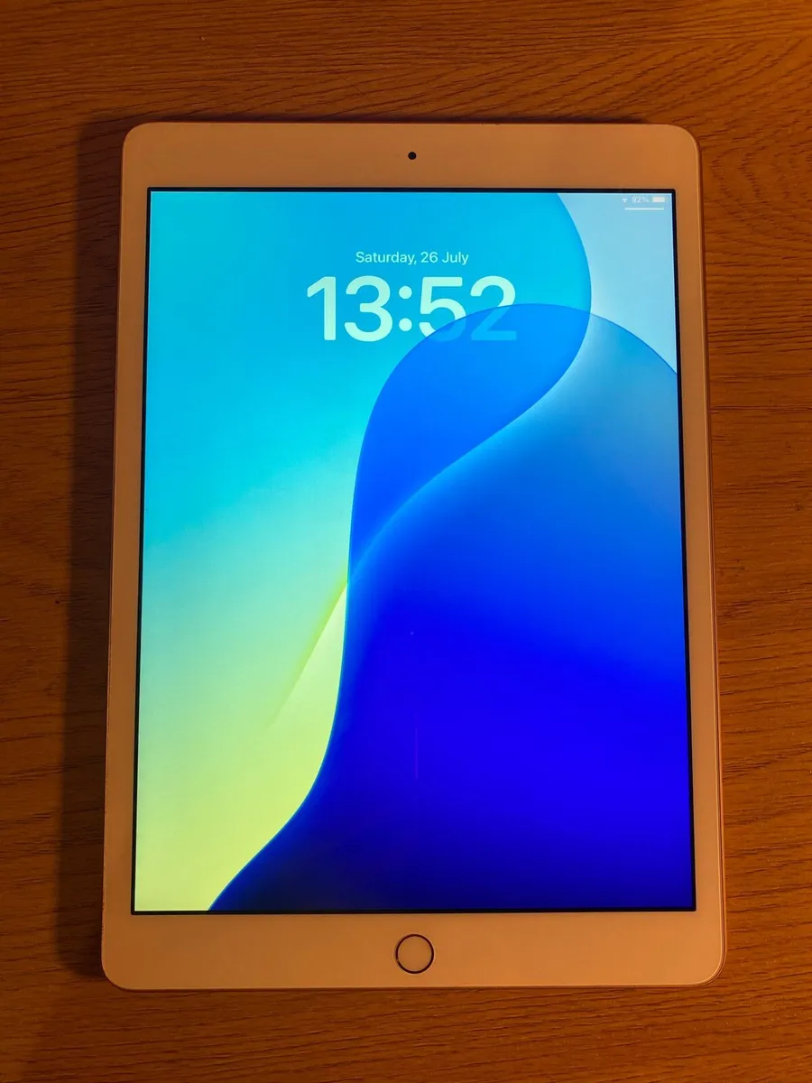 IPad 7 th generation 10.2 - Image 1