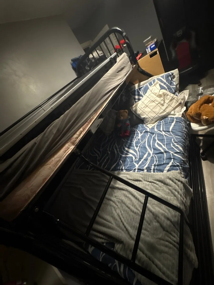 Metal bunk bed - Image 1