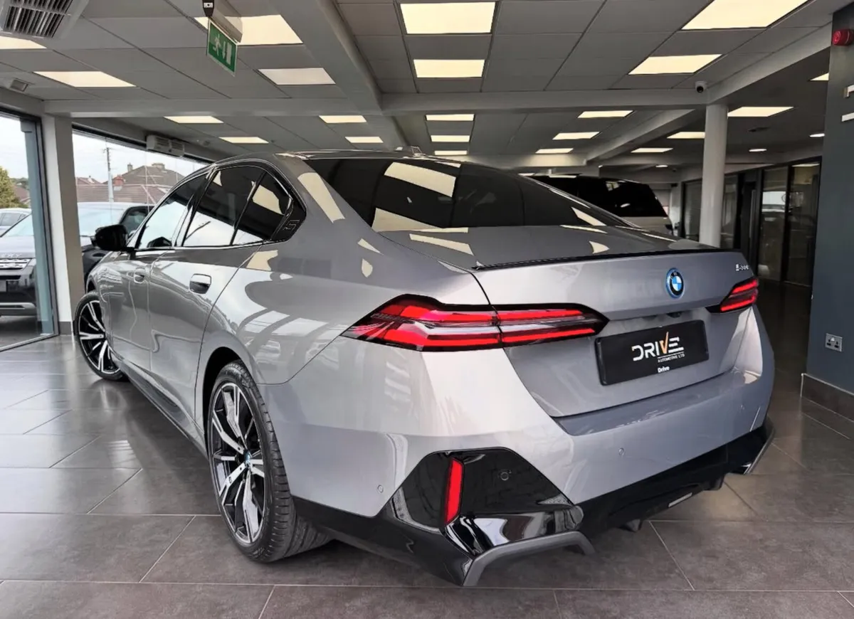 252d BMW 530e M-Sport Pro - Image 3
