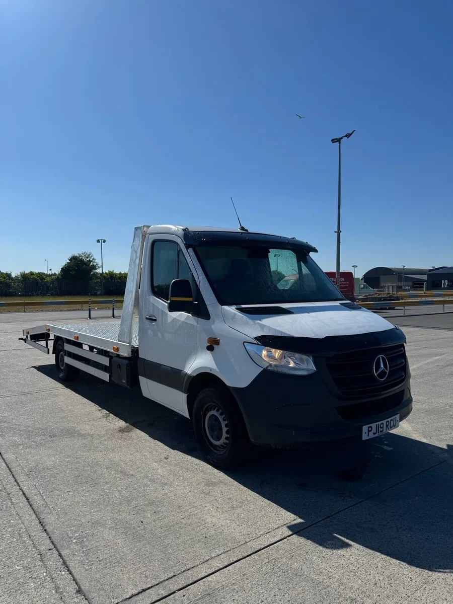 Recovery truck - Image 1