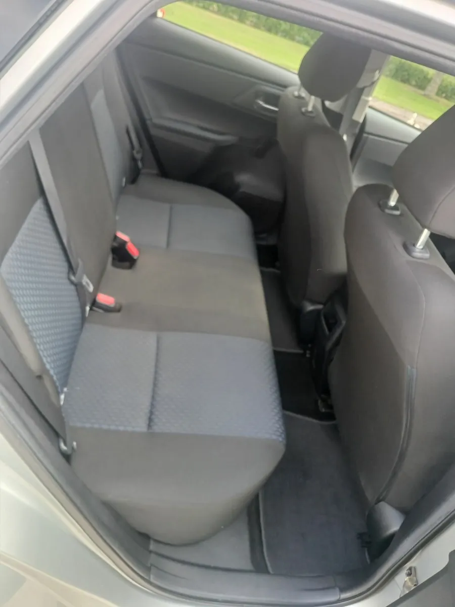 Toyota Auris 2013 - Image 2