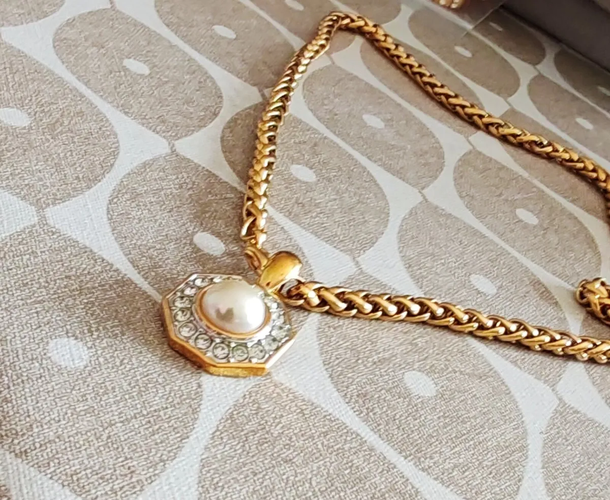 Retro goldtone and pearl necklace - Image 1
