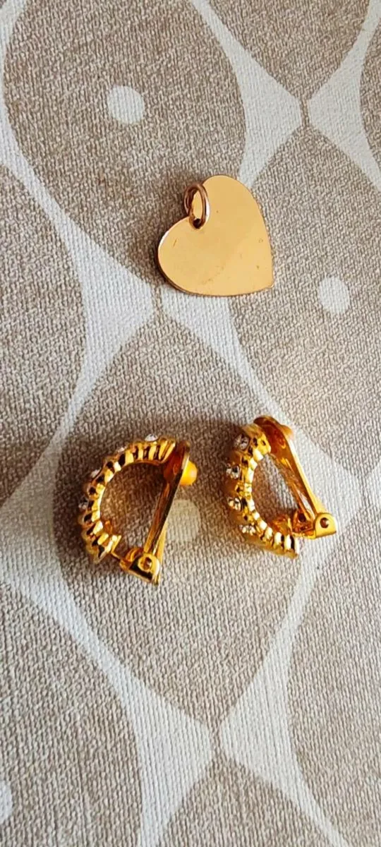 Vintage goldtone earrings and pendant - Image 4