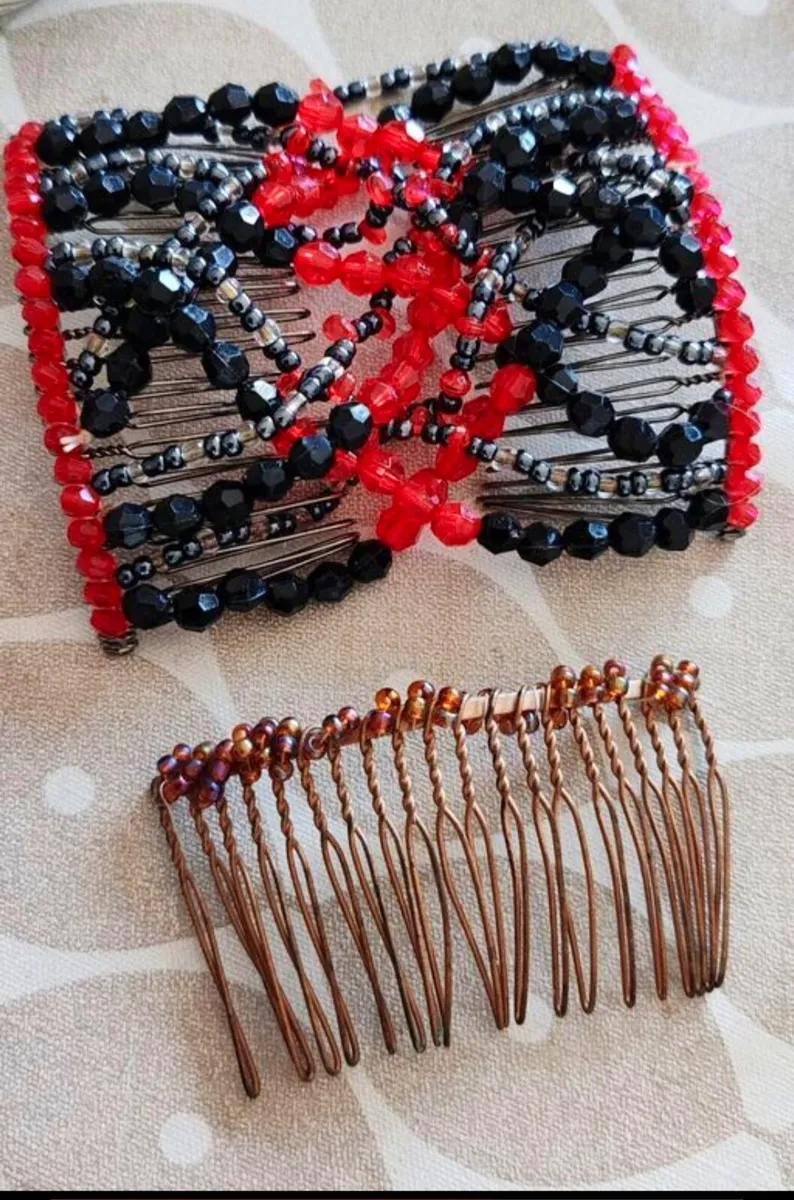 2 vintage beaded hair clips - Image 1