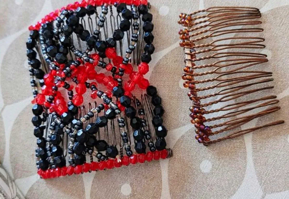 2 vintage beaded hair clips - Image 2