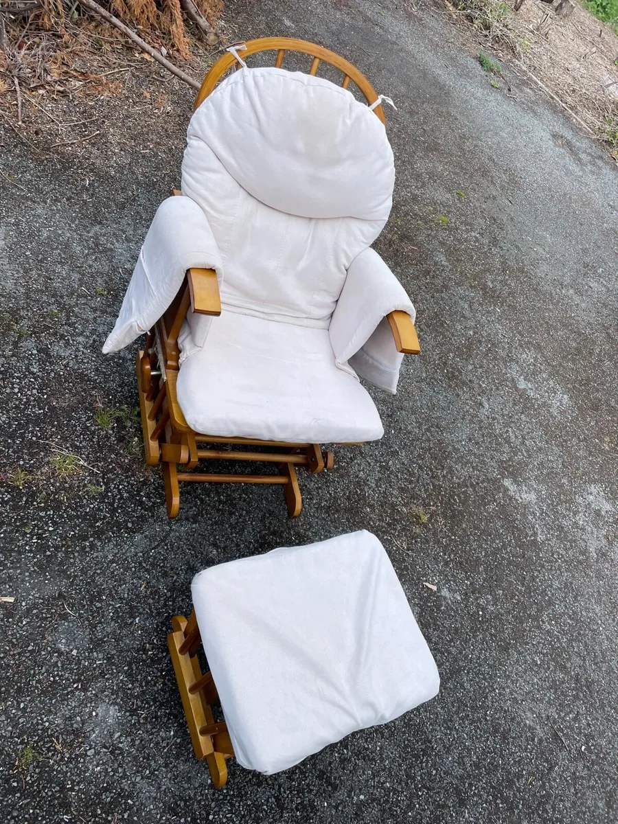 Rocking chair + foot stool €80 - Image 1