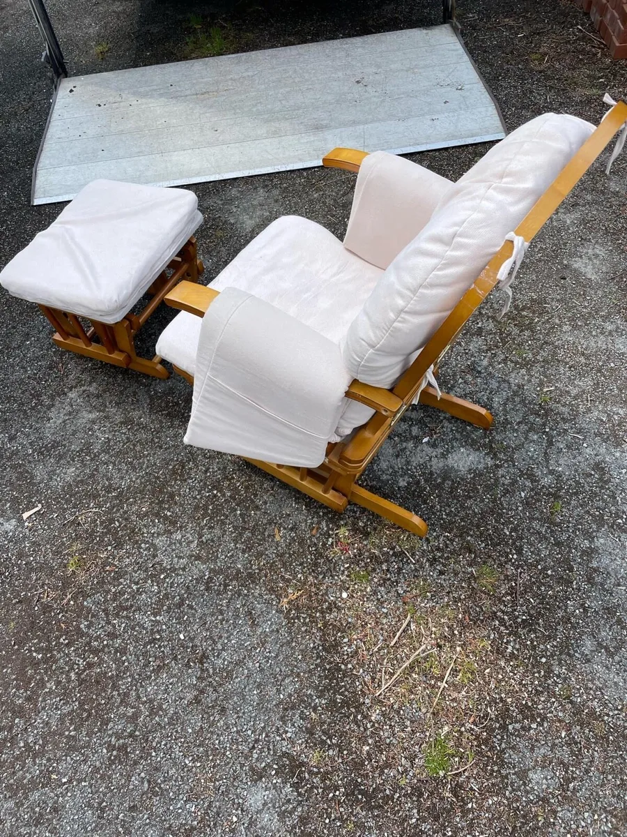 Rocking chair + foot stool €80 - Image 2