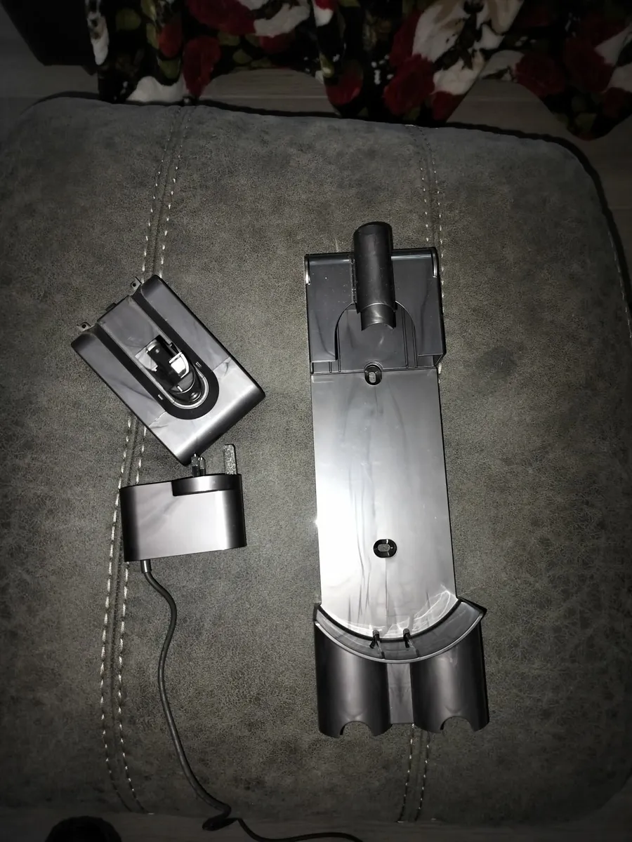 Dyson V7 Wall Mount, battery and charger